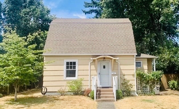 property at 915 John Adams St