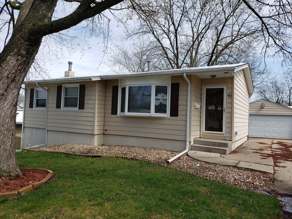 4811 Candlelight Dr in Davenport, IA - Foto de edificio