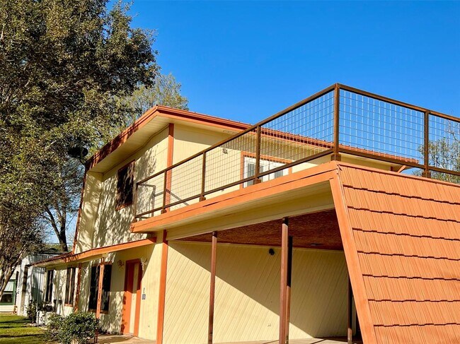 114 Hollaway St in La Grange, TX - Building Photo - Building Photo