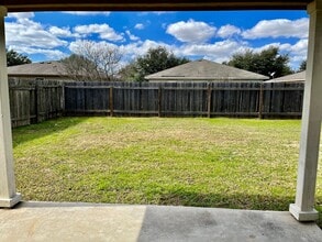 215 Madison Ln in Hutto, TX - Building Photo - Building Photo