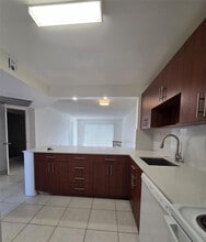 8040 N Colony Cir in Tamarac, FL - Foto de edificio - Building Photo