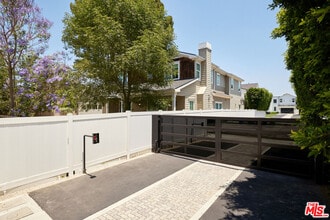 15566 Chasmila Dr in Los Angeles, CA - Building Photo - Building Photo