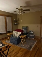 1075 Lakepointe St, Unit 1075 in Grosse Pointe Park, MI - Foto de edificio - Building Photo