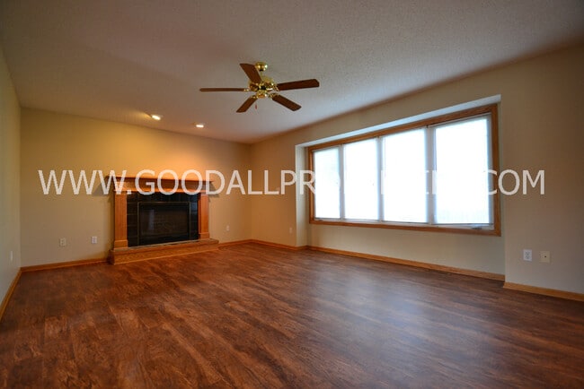 5728 NW 92nd Ct in Johnston, IA - Building Photo - Building Photo