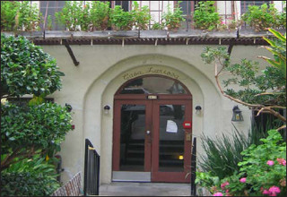 Casa Larissa Apartments in Los Angeles, CA - Foto de edificio - Building Photo
