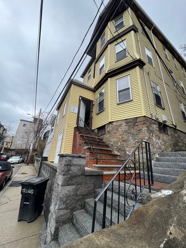 8 Eldora St, Unit 3 in Boston, MA - Foto de edificio - Building Photo