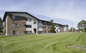 Birchwood Apartments in Merrillville, IN - Building Photo - Building Photo