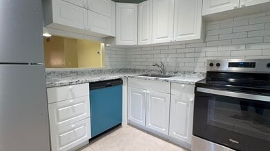 12009 Poinciana Blvd in Royal Palm Beach, FL - Foto de edificio - Building Photo