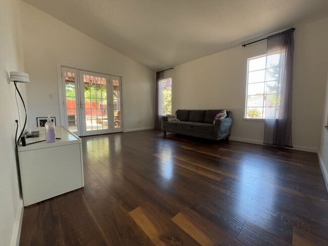 1107 Colina Ct in Davis, CA - Foto de edificio - Building Photo