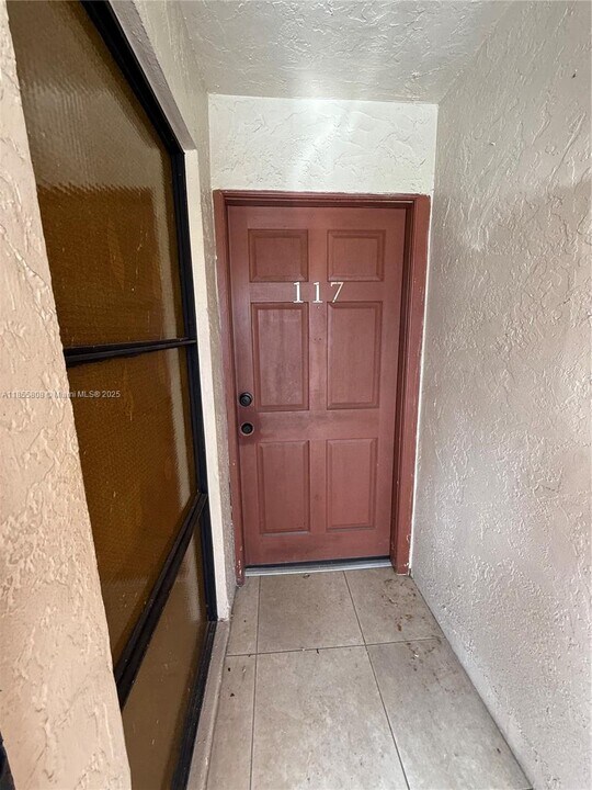 6675 W 4th Ave in Hialeah, FL - Building Photo