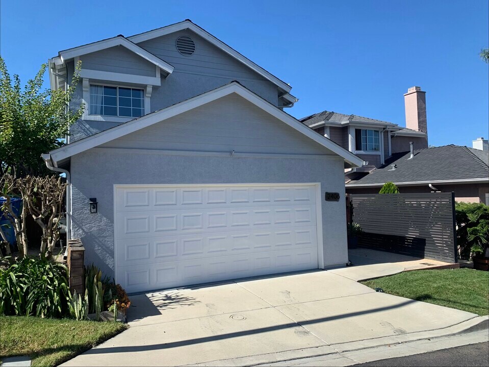 2406 Maravilla Way in Oceanside, CA - Foto de edificio
