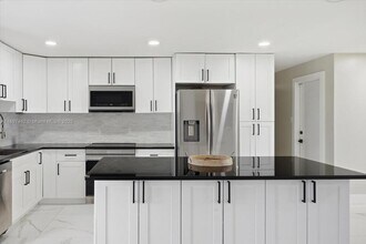 6948 NW 8th Ct in Margate, FL - Building Photo - Building Photo