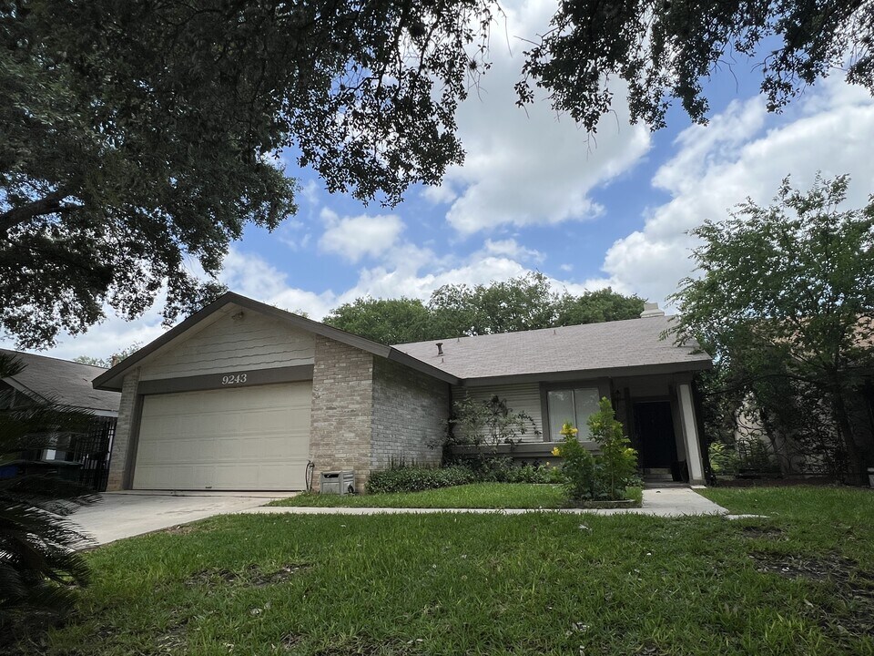 9243 Points Edge in San Antonio, TX - Building Photo