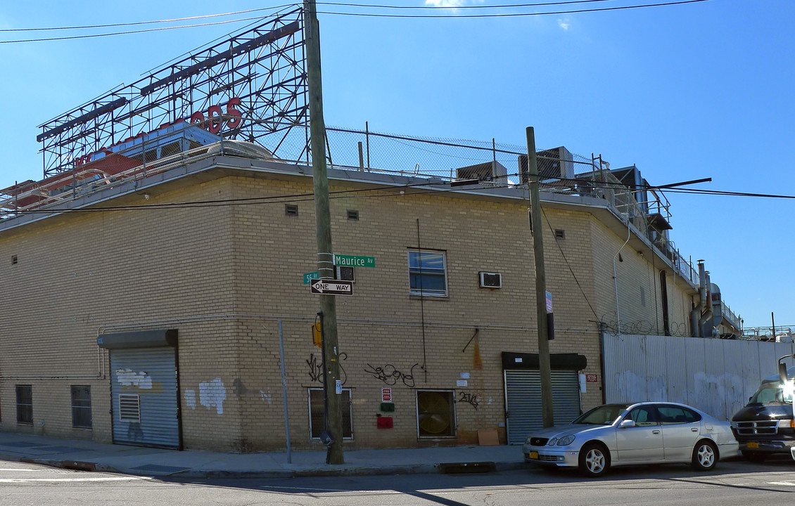 56-08 60th St in Flushing, NY - Building Photo