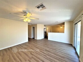 11232 W College Dr in Phoenix, AZ - Foto de edificio - Building Photo