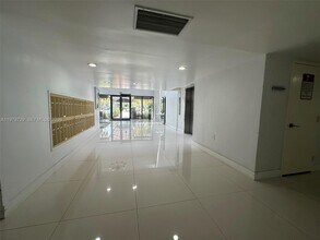 200 Lakeview Dr in Weston, FL - Building Photo - Building Photo