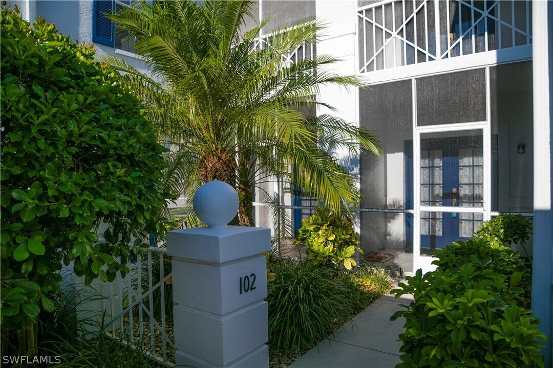 7104 Barrington Cir in Naples, FL - Foto de edificio