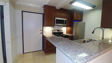 2020 Beachwood Dr in Los Angeles, CA - Building Photo - Building Photo
