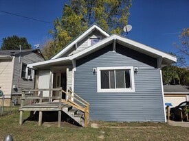 111 Oakhill St in Pontiac, MI - Building Photo