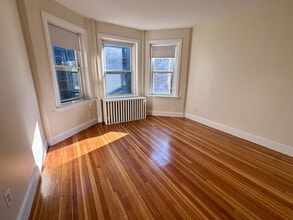 48 Lancaster Ter, Unit 101 in Brookline, MA - Foto de edificio - Building Photo