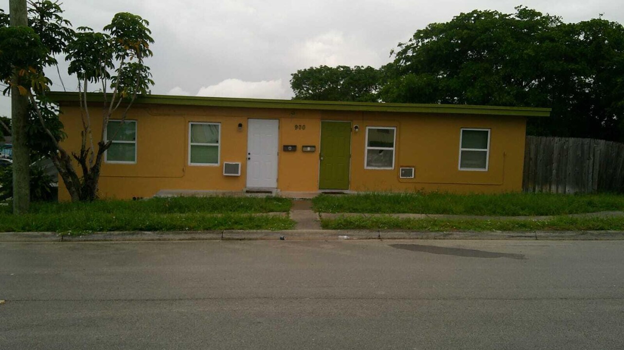 900 W 9th St in Riviera Beach, FL - Building Photo