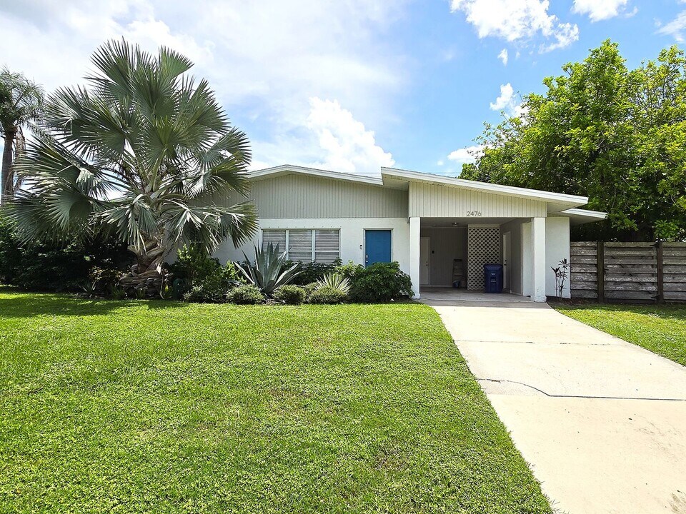 2476 Britannia Rd in Sarasota, FL - Building Photo