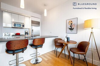 550 W 54th St in New York, NY - Building Photo - Building Photo