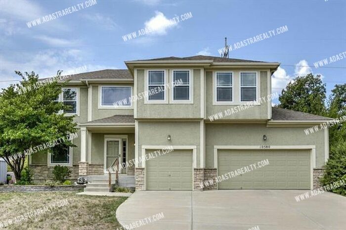 10580 S Millstone Dr in Olathe, KS - Building Photo
