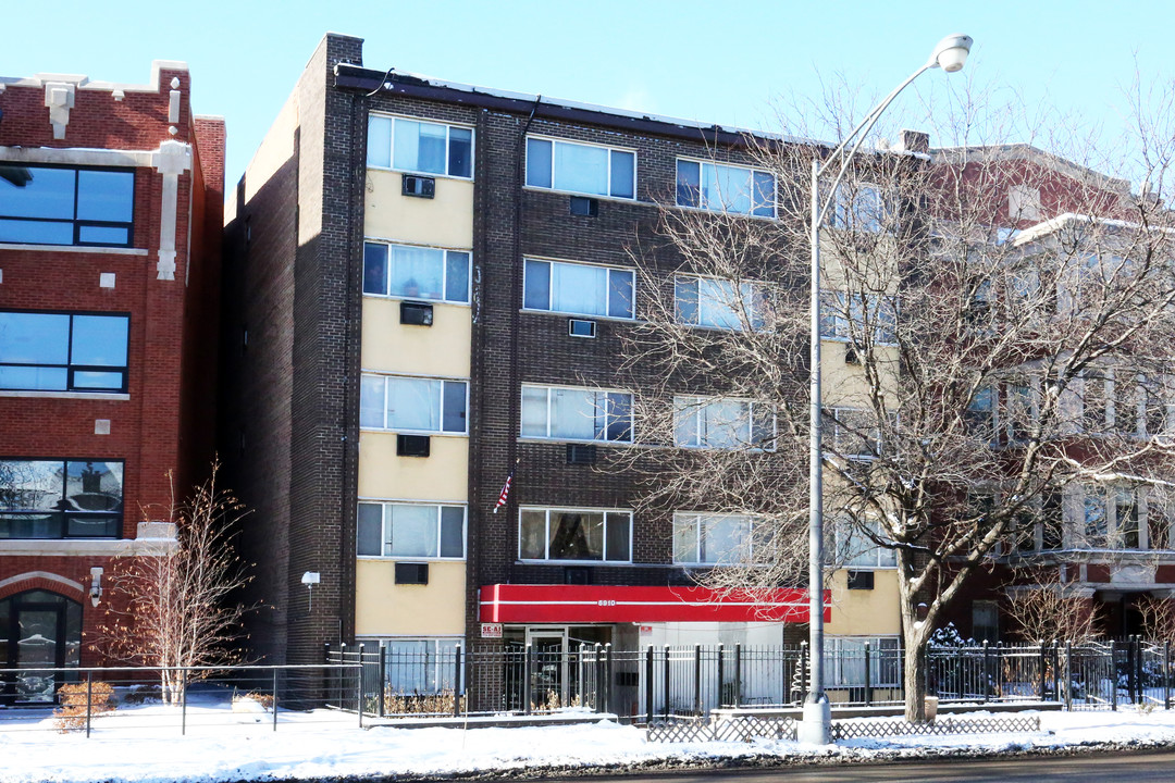 6910 N Sheridan Rd in Chicago, IL - Foto de edificio