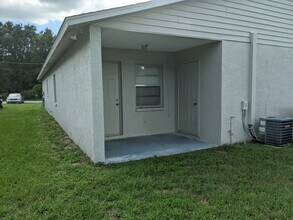 9308 Greyrock Rd, Unit B in Thonotosassa, FL - Building Photo - Building Photo