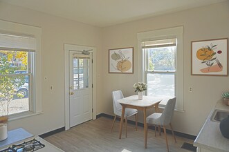 25 Maple St, Unit 25-1R in Waltham, MA - Foto de edificio - Building Photo