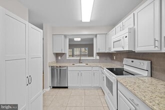 8640 Dellway Ln in Vienna, VA - Building Photo - Building Photo