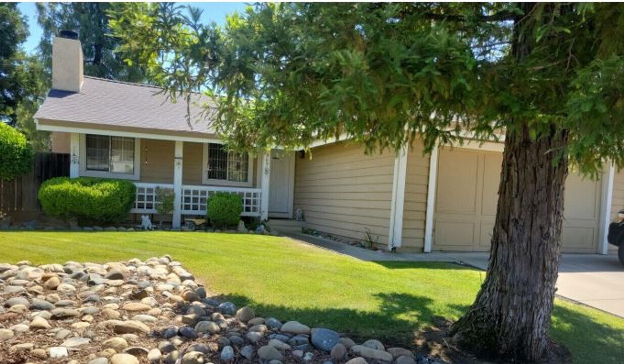 369 Limerick Way in Vacaville, CA - Building Photo