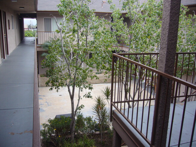 11948 Hart St in Los Angeles, CA - Foto de edificio - Building Photo