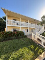 4613 Bayshore Dr in Naples, FL - Building Photo