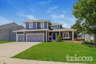 5004 Woodstock St in Shawnee, KS - Building Photo