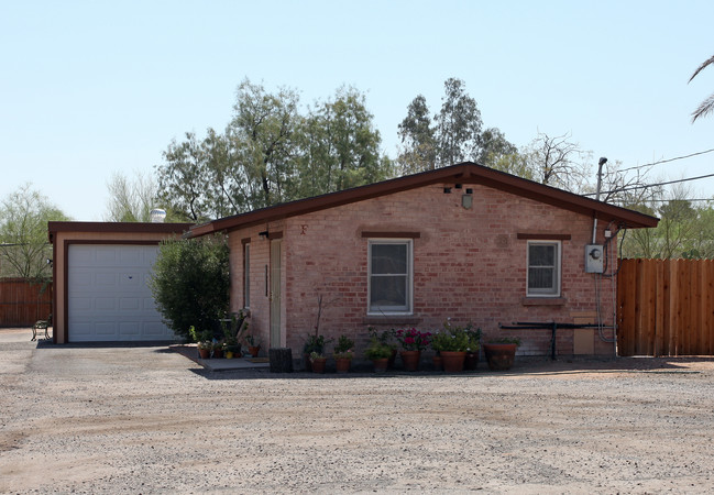 2304 N Forgeus Ave in Tucson, AZ - Foto de edificio - Building Photo