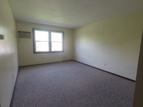 107 5th Ave, Unit Apartment 2 in Hubbard, OH - Foto de edificio - Building Photo