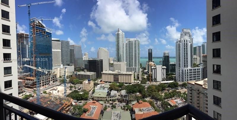 999 SW 1st Ave in Miami, FL - Building Photo