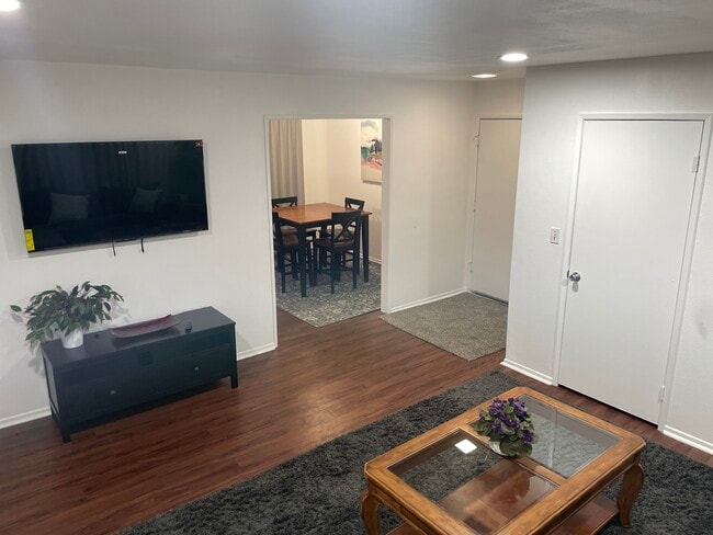 7638 Newlin Ave, Unit Uptown Whittier in Whittier, CA - Foto de edificio - Building Photo