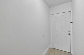 1735 NE 164th St in North Miami Beach, FL - Building Photo - Building Photo