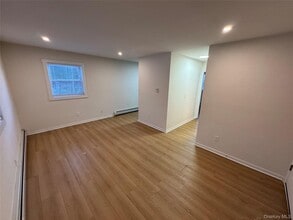 98 E Market St in Hyde Park, NY - Building Photo - Building Photo