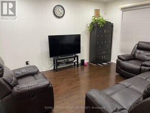 1025 Barclay Cir in Milton, ON - Building Photo - Building Photo
