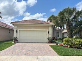 6532 SE Broadmoor Ln in Stuart, FL - Building Photo