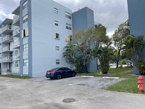 470 Executive Center Dr in West Palm Beach, FL - Building Photo - Building Photo