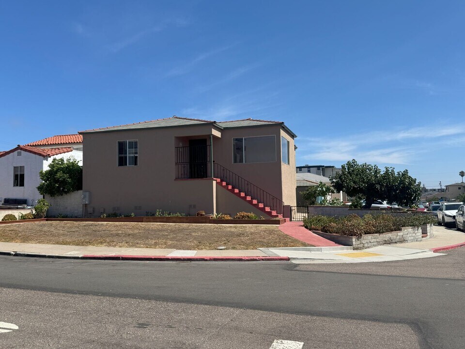 3102 Fenelon St in San Diego, CA - Building Photo