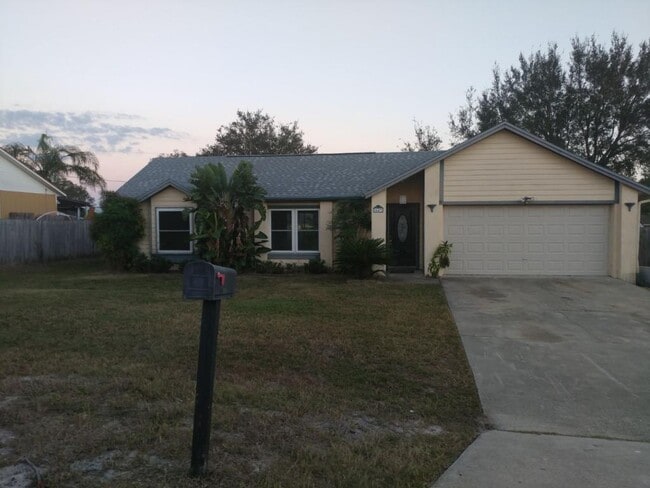 647 Sagamore Dr in Deltona, FL - Building Photo - Building Photo