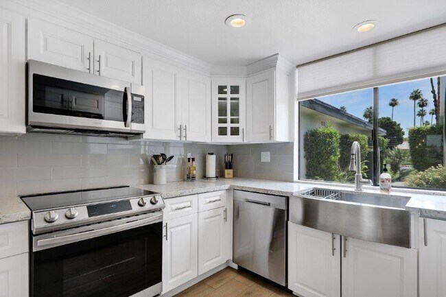 74 Avenida Las Palmas in Rancho Mirage, CA - Building Photo - Building Photo