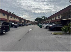 6560 SW 41st Pl in Davie, FL - Building Photo - Building Photo