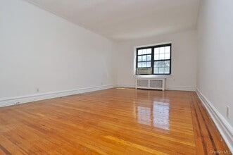 105 Garth Rd in Scarsdale, NY - Building Photo - Building Photo